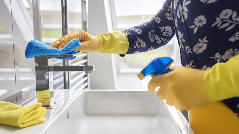 Je sanitair schoonmaken met een badkamerreiniger